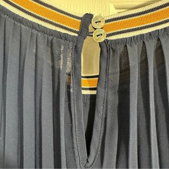 DR2 size 3X top, navy with mustard/white collar, all over pleats, chiffon, flowy - Picture 9 of 10